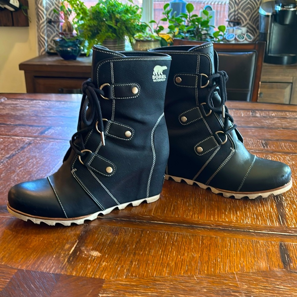 Sorel Joanne of Artic Women’s black waterproof wedge boot, size 11